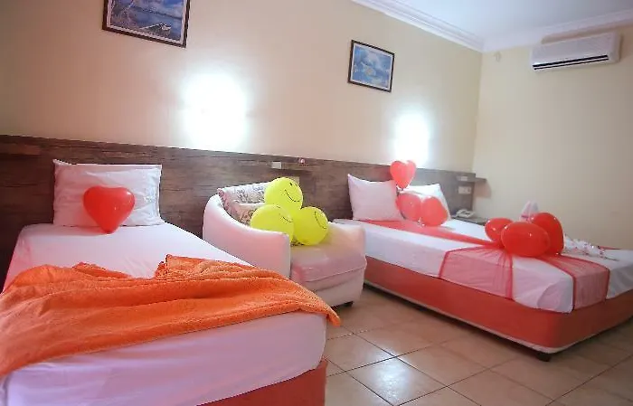 Sayanora Hotell Side